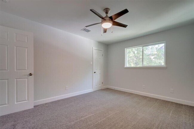 Building Photo - 818 Silvergate Dr