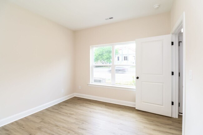 Building Photo - 3-Bedroom, 3.5 Bath Townhome for Rent in Charlotte, NC | Attached Garage & Modern Kitchen