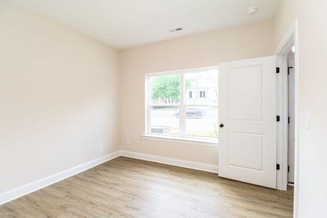 Building Photo - 728 Drakeford Ct