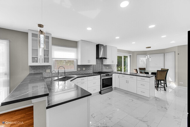 Building Photo - 2870 Roslyn Ln