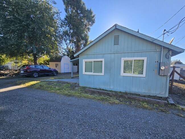 Building Photo - Charming 2/1 Home For Rent in Gerber!