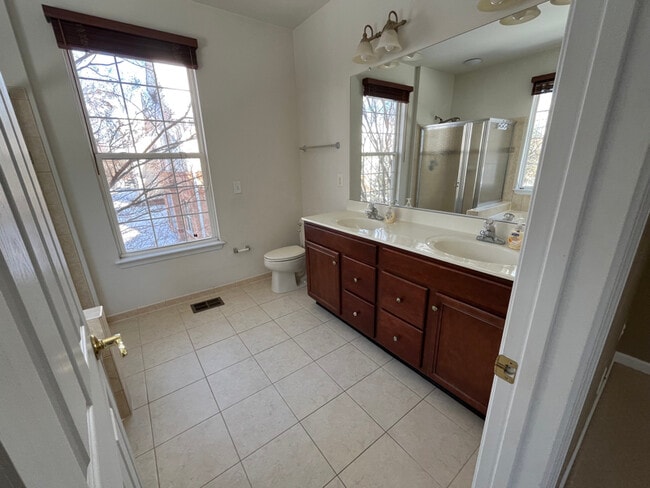 Building Photo - 43935 Hickory Corner Terrace