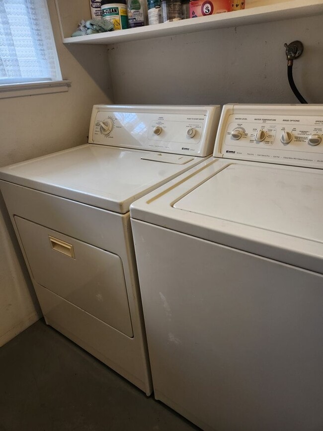 Building Photo - Very nice home w/CENTRAL AIR CONDITIONING ...