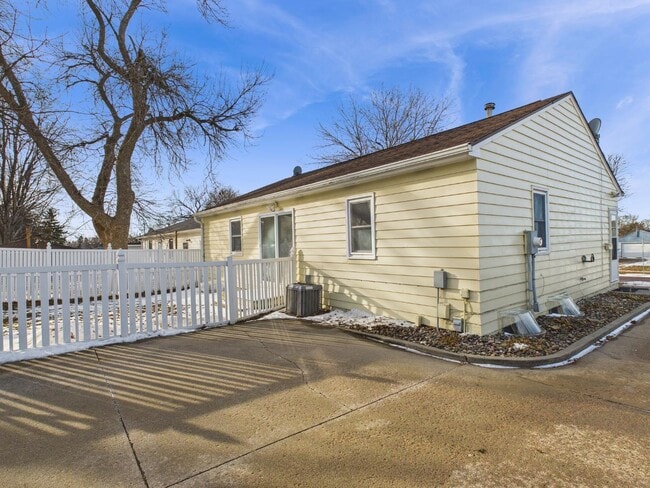 Building Photo - 904 S Cloudas Ave