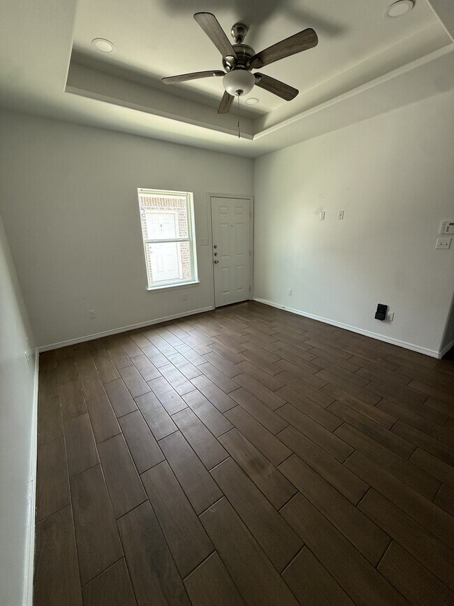 Building Photo - 4813 N Cypress St