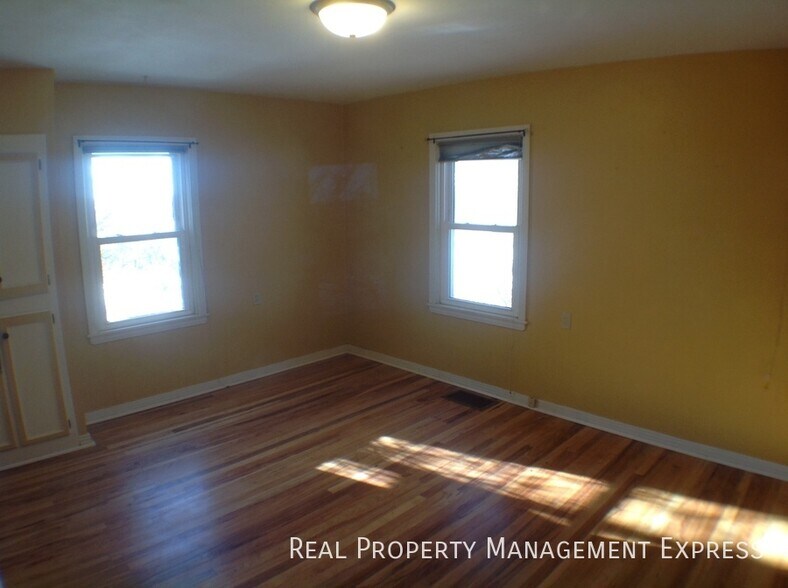 Building Photo - 3 Bedroom Acreage in Southeast Sioux Falls