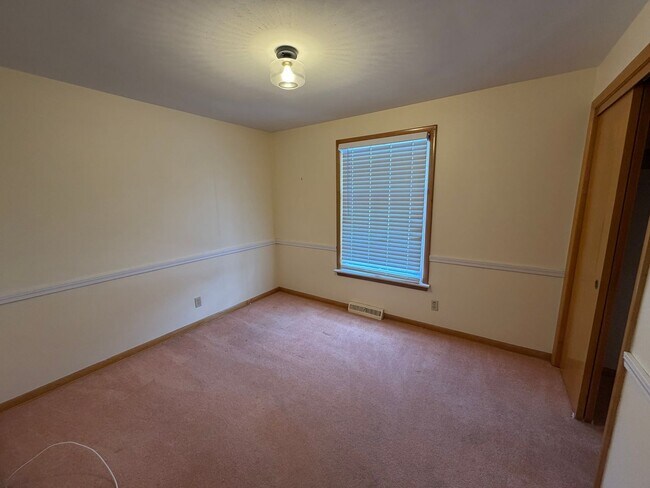 Building Photo - 290 Glenview Rd