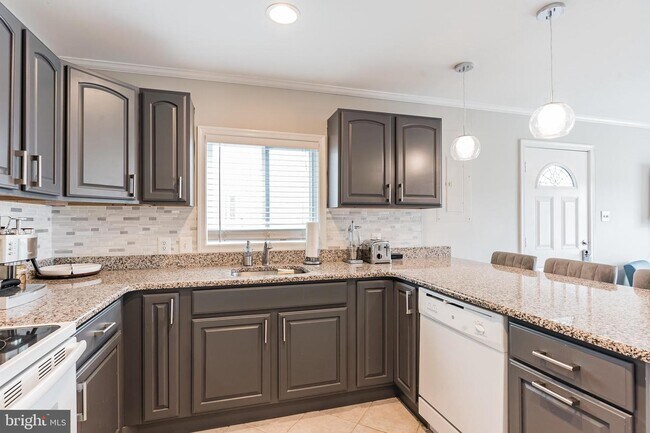 Building Photo - 121 Newport Bay Dr