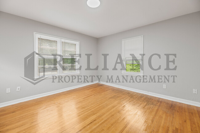 Building Photo - 119 S Custer Ave