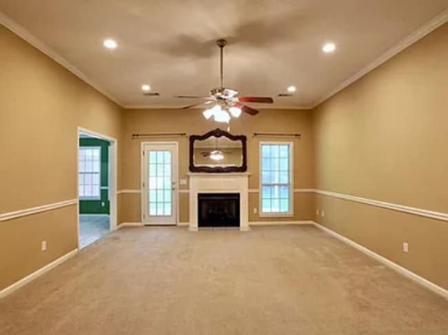 Building Photo - 3 Bed/2 Bath