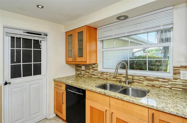 Building Photo - 3137 Lockwood Terrace