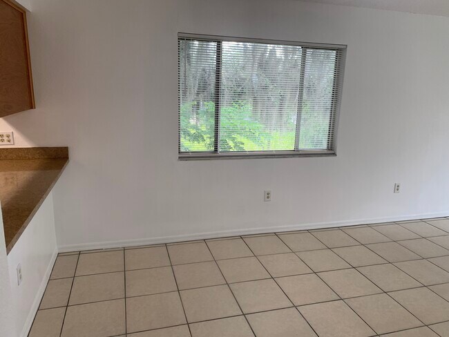 Dining area - 1197 S Park Ave