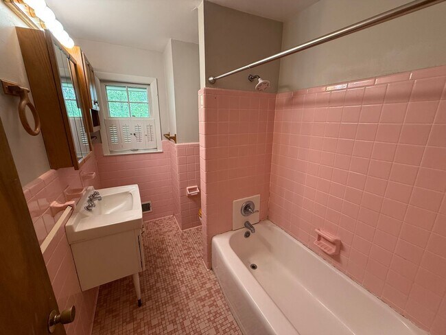 Building Photo - 2703 Lakeridge Cir NW