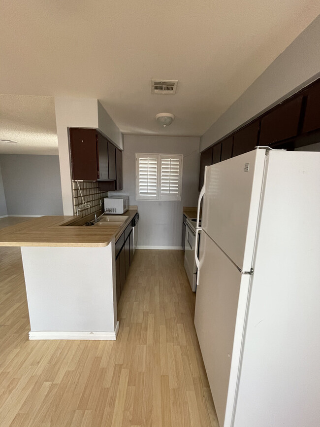 Building Photo - Well Maintained Condo in La Cresenta