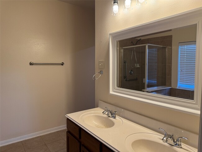 Building Photo - 2711 Lakecrest Way Dr