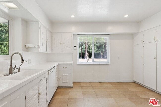 Building Photo - 6727 Orion Ave
