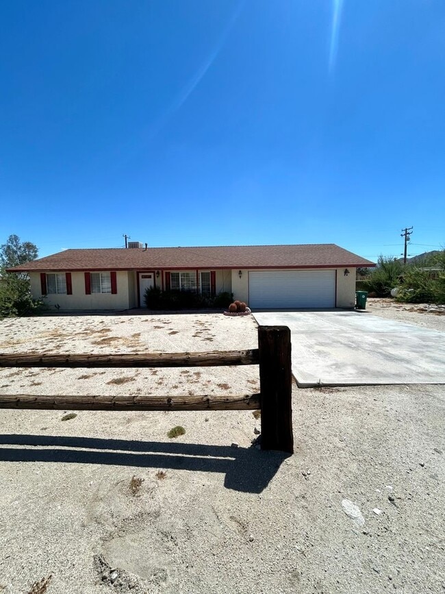 Building Photo - 2 Bedroom 1.5 Bathroom Home with Beautiful...