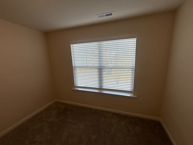 Building Photo - Room in House on Hedge Maple Dr