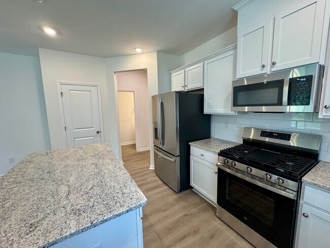 Building Photo - Beautiful New 3BR/2.5BA Townhouse
