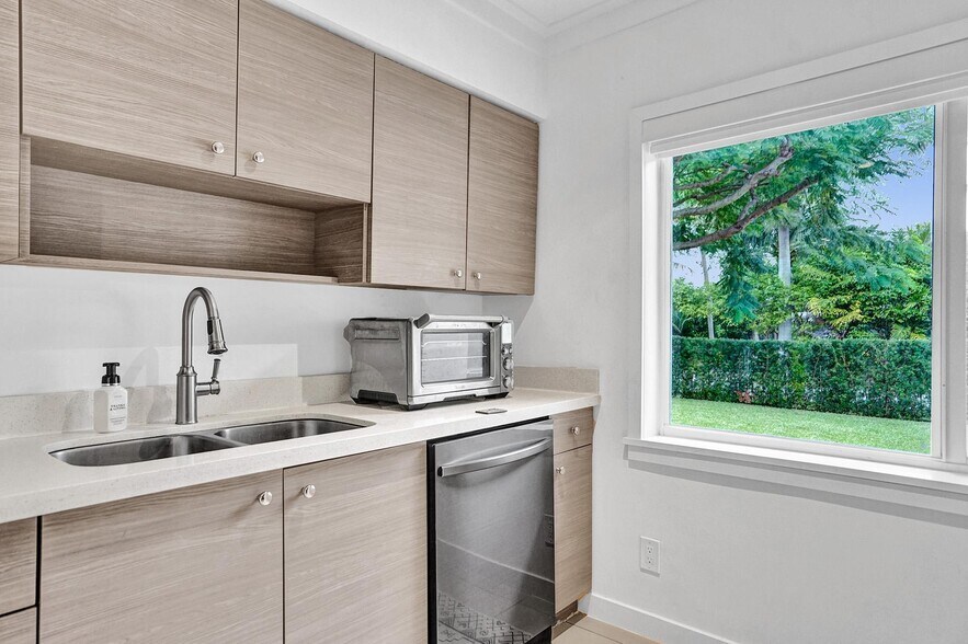 Building Photo - 11425 NE 3rd Ave