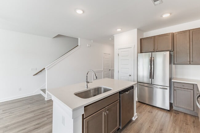 Building Photo - 7574 Discovery Pt Dr NW