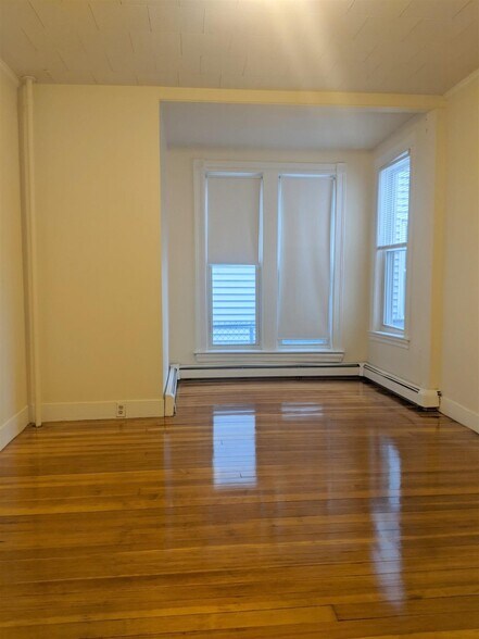 Building Photo - 83 Yorktown St