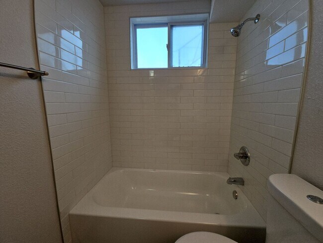 Building Photo - 2 Bed Garden Level Unit Available in Lakewood