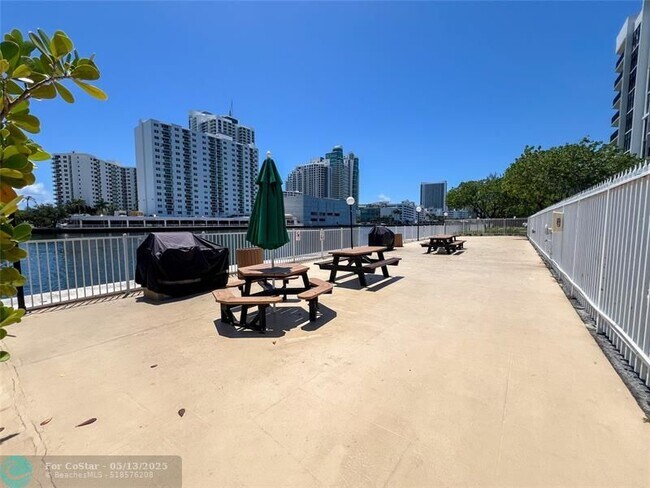 Building Photo - 800 Parkview Dr