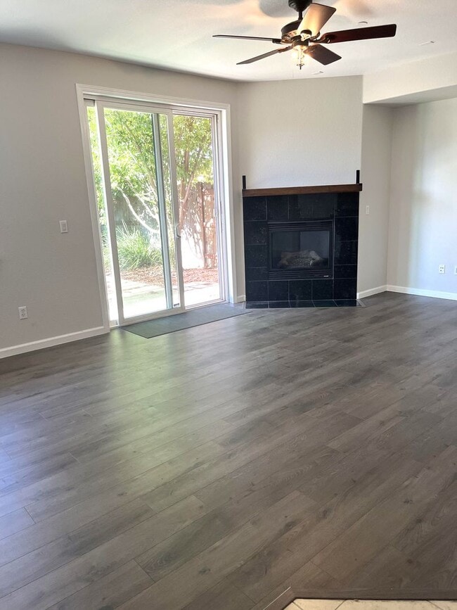 Building Photo - Spacious 3 Bedroom Condo for Rent in Linco...