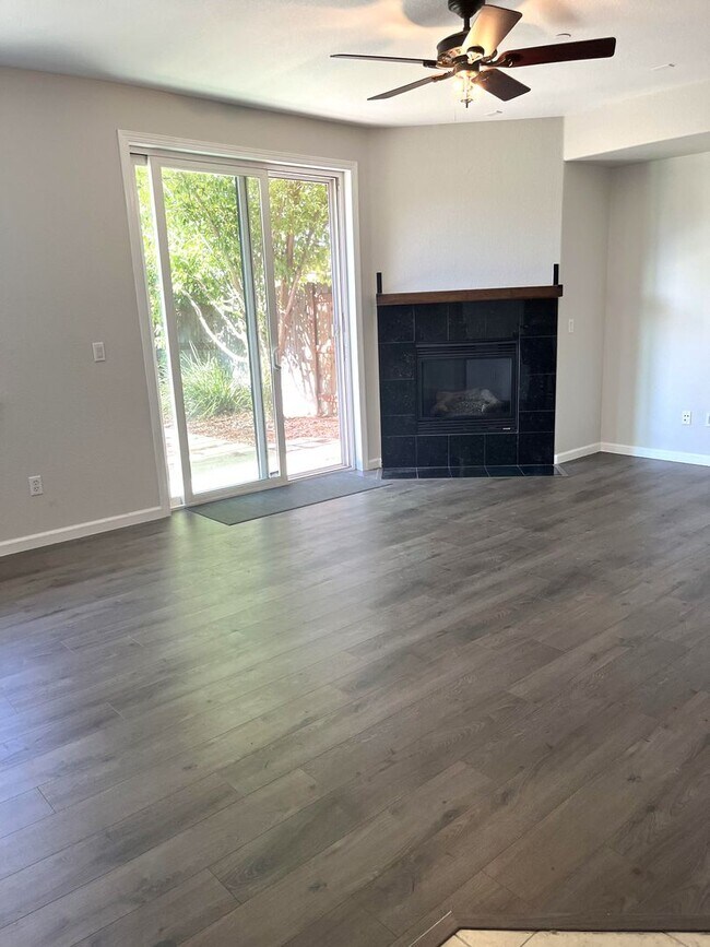 Building Photo - Spacious 3 Bedroom Townhouse for Rent in L...