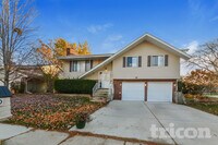 Building Photo - 1130 Pinehurst Ln