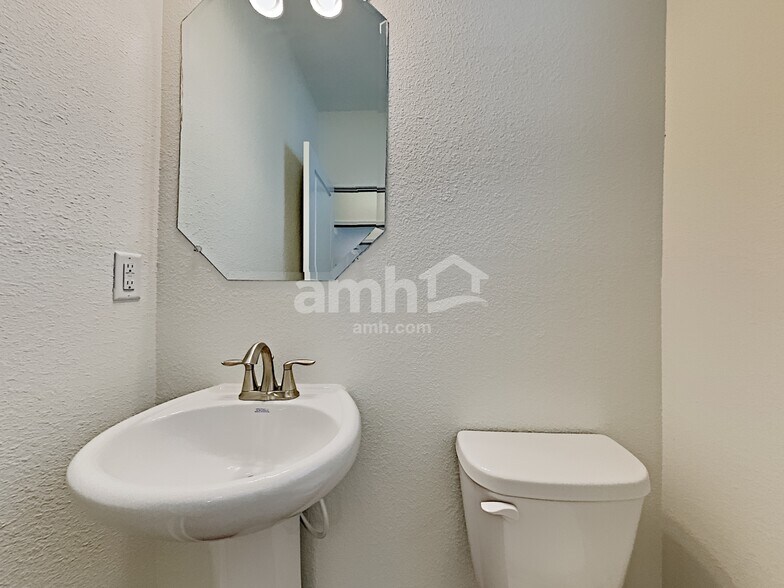 Building Photo - 460 Sandstone Dr