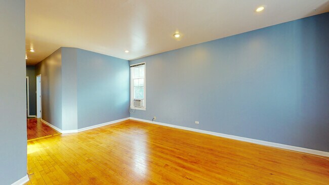 Building Photo - 702 W Schubert Ave
