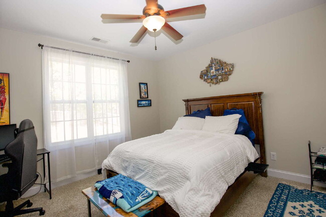 Building Photo - "Beautifully Designed, spacious 2400 Sq. F...