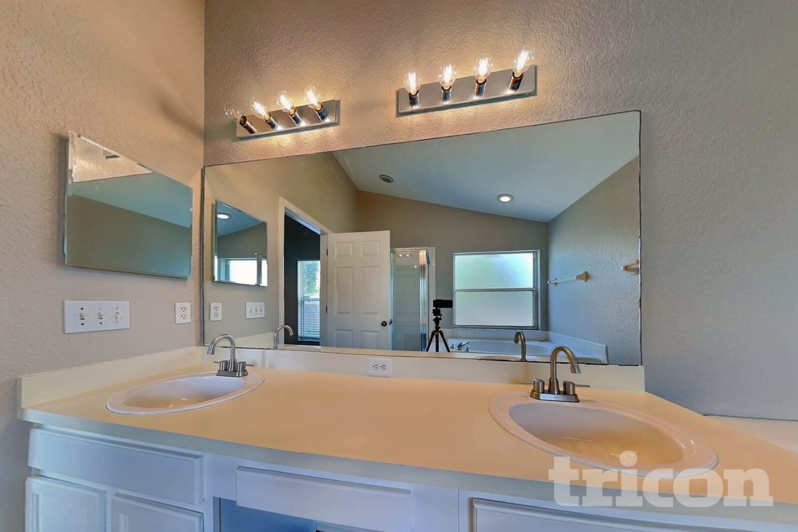 Building Photo - 1124 Vinetree Dr