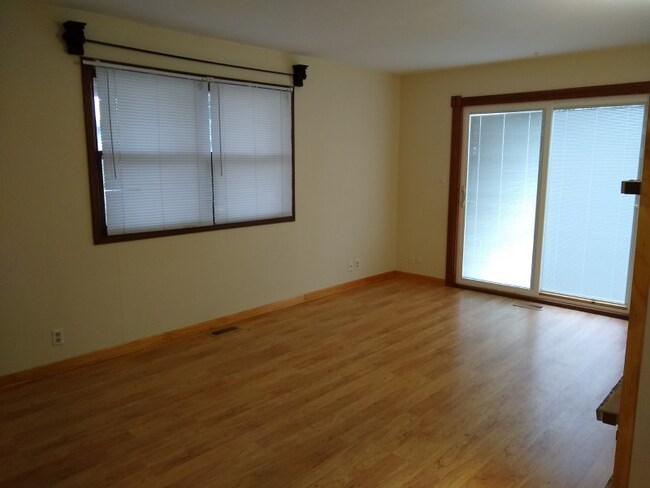 Building Photo - 664 E 12th St