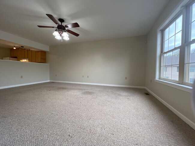 Building Photo - 2 Bedroom, 2.5 Bath Townhome Near Med Cent...