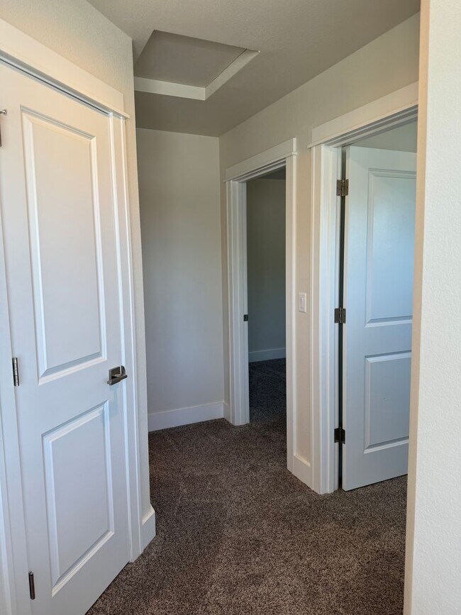 Building Photo - Newer 3 bedroom, 2.5 bath duplex in desirable neighborhood!
