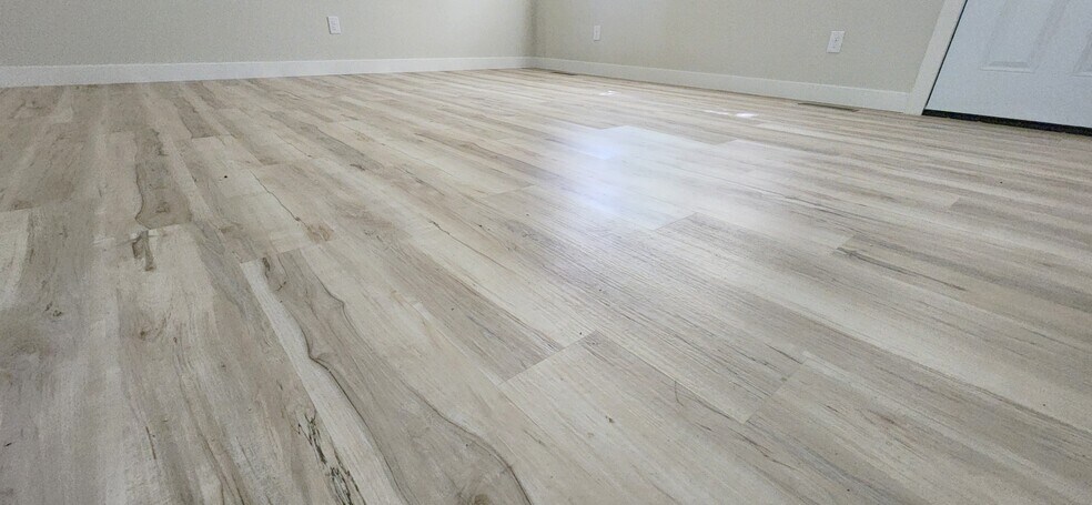 Building Photo - 104 N Teakwood Ave