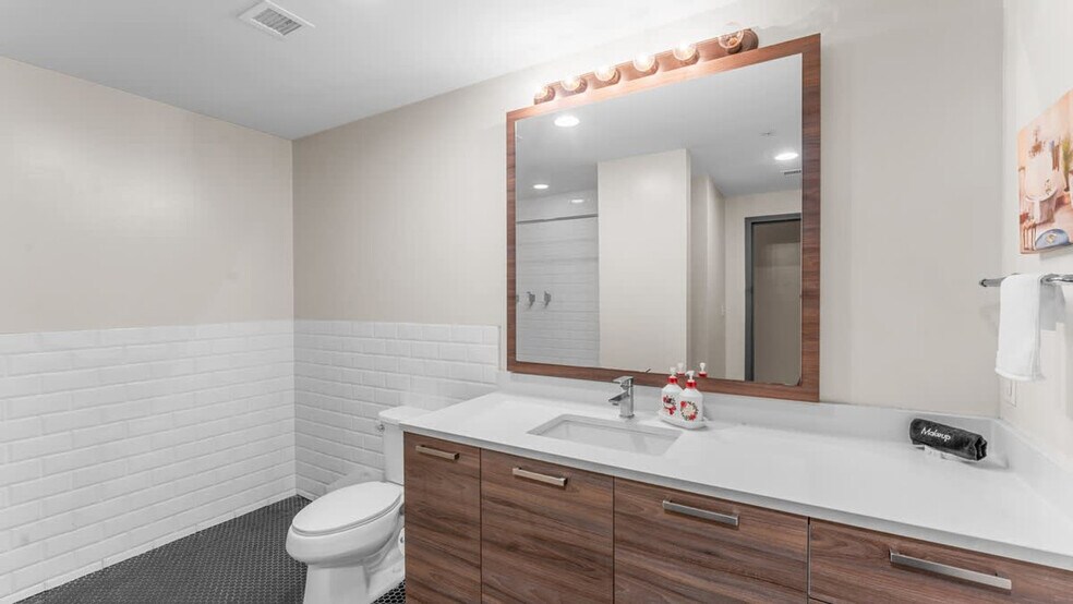 Building Photo - 500 S Ervay St