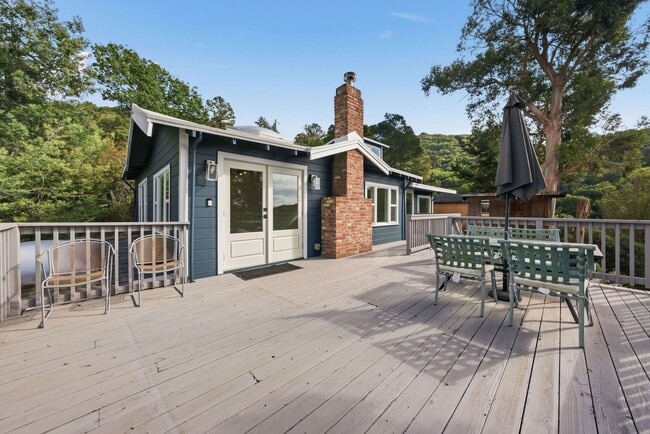 Building Photo - 3 Bed/2.5 Bath Multilevel Home with Amazing Views!