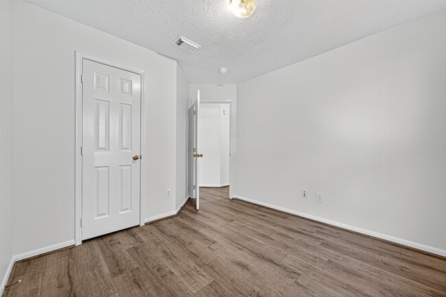 Building Photo - 1902 Sugar Pine Cir