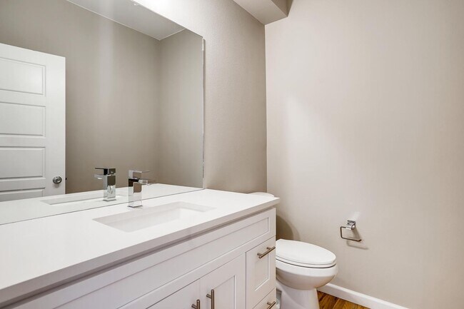 Building Photo - Beautiful + Spacious 2 Bed Townhome
