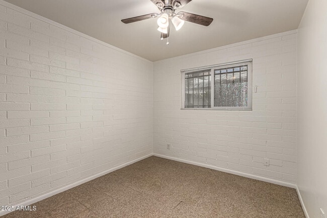Building Photo - 1402 W Becker Ln