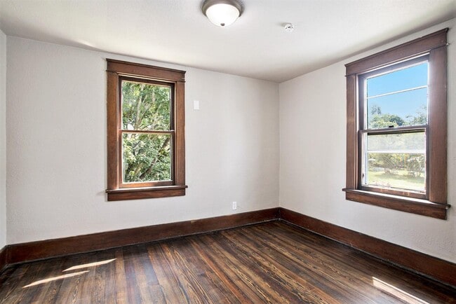 Building Photo - 198 Lathrop Ave