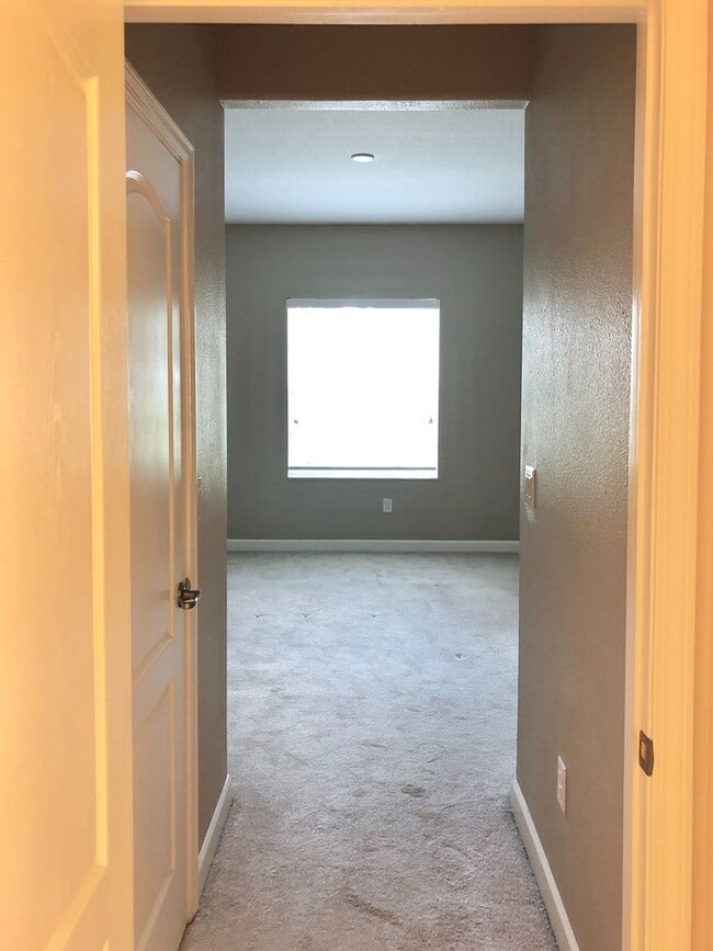 Building Photo - Beautiful 3/2 Spacious Home with a Covered...