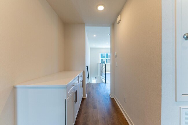Building Photo - Otay Ranch  3 bd /2 ba Newer Condo w Garage, Laundry + More!