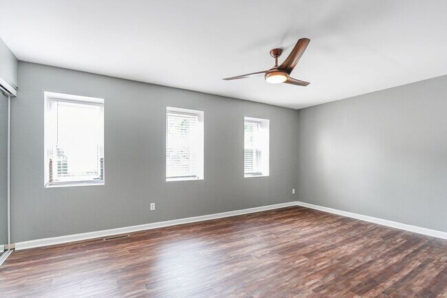 Building Photo - 128 Kings Mill Dr