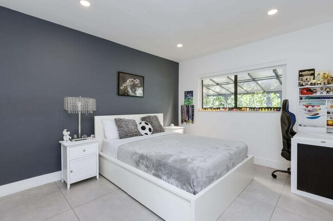 Building Photo - 1049 W Palmetto Park Rd