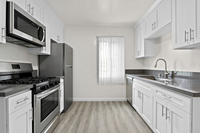 Building Photo - 1824 16th St in Santa Monica